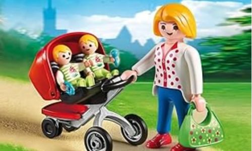 Incluye a una mujer rubia con 2 bebés gemelos y un carricoche